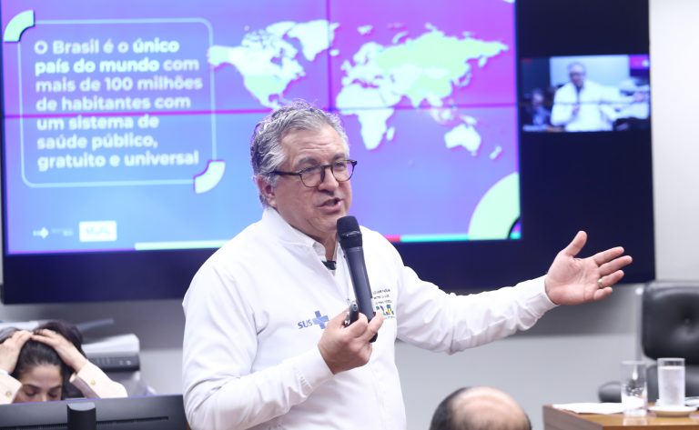 Alexandre Padilha discursa em audiência pública