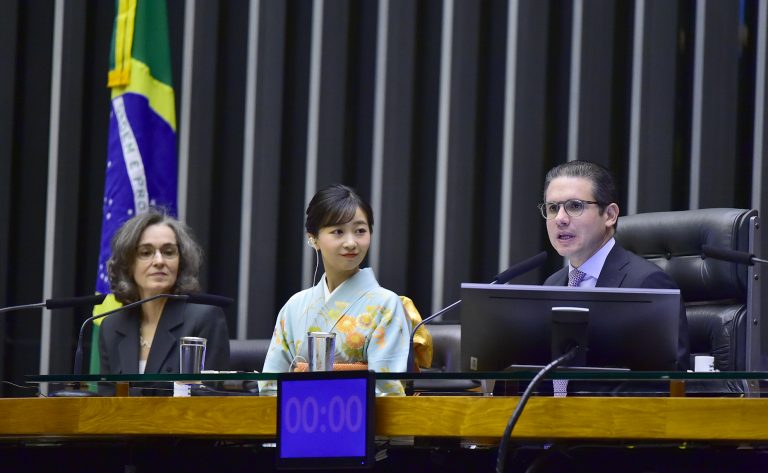 Motta preside a sessão solene ao lado da princesa