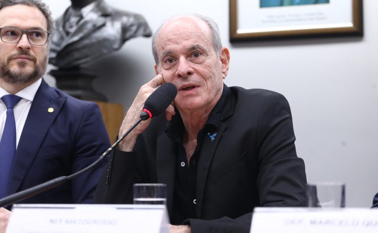 Audiência Pública - PL 347/2003 – O Aumento de pena para tráfico de animais silvestres. Defensor da causa animal, Ney Matogrosso