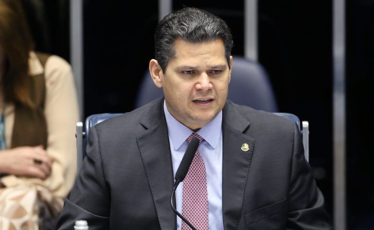 Davi Alcolumbre preside reunião