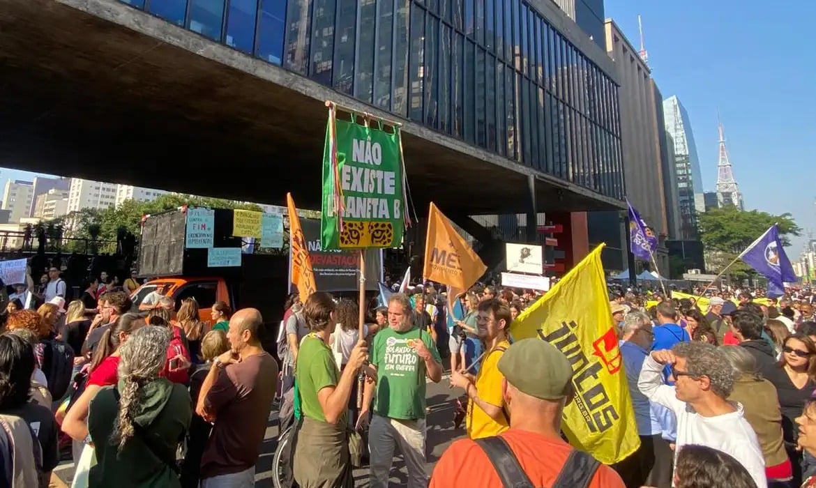 Pessoas vão às ruas contra a PL da Devastação e em apoio a Marina Silva – Brasil de Fato
