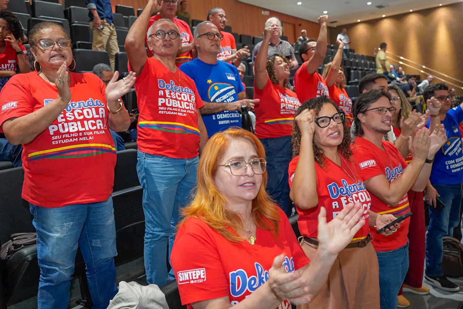 Professores da rede pública de Pernambuco protestam por aumento salarial ‘emperrado’ em meio a disputa na Assembleia Legislativa