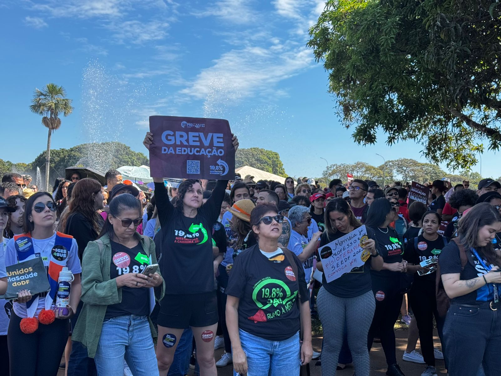 Professores e enfermeiros do DF unificam luta para reivindicar melhorias na saúde e educação