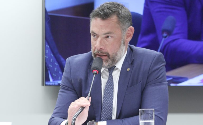 Deputado Marangoni fala ao microfone