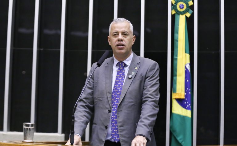 Deputado Evair Vieira de Melo fala ao microfone