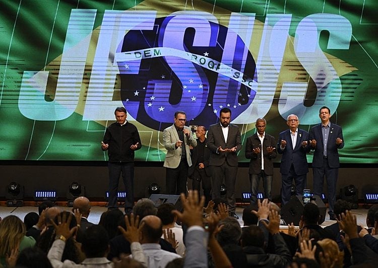 Ex-presidente Jair Bolsonaro (PL) ao lado do pastor Silas Malafaia, durante cerimônia em templo da Assembleia de Deus