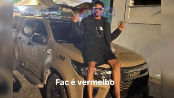 homem sobe em viatura da PM-BA, tira foto sorrindo e se justifica em vídeo após repercussão