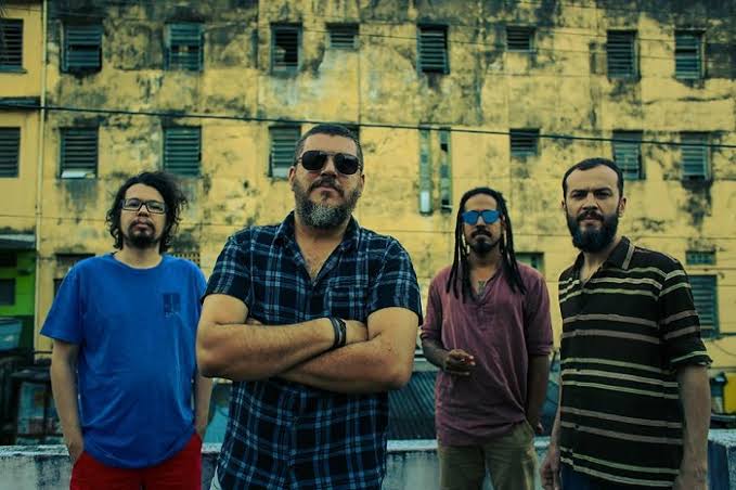 ‘Obsoleto’: novo disco de Seu Pereira e Coletivo 401 mistura brega, rock e crítica social