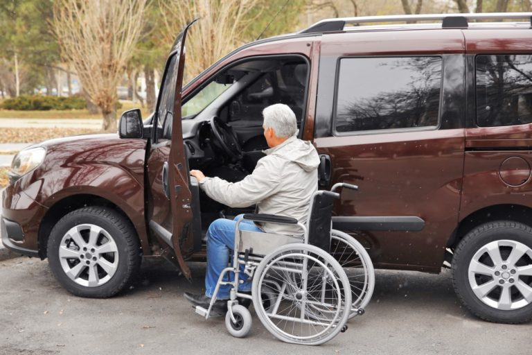 Direitos Humanos - Deficientes - carro adaptado - pessoa em cadeira de rodas embarca em carro adaptado - cadeirante - pessoa com deficiência