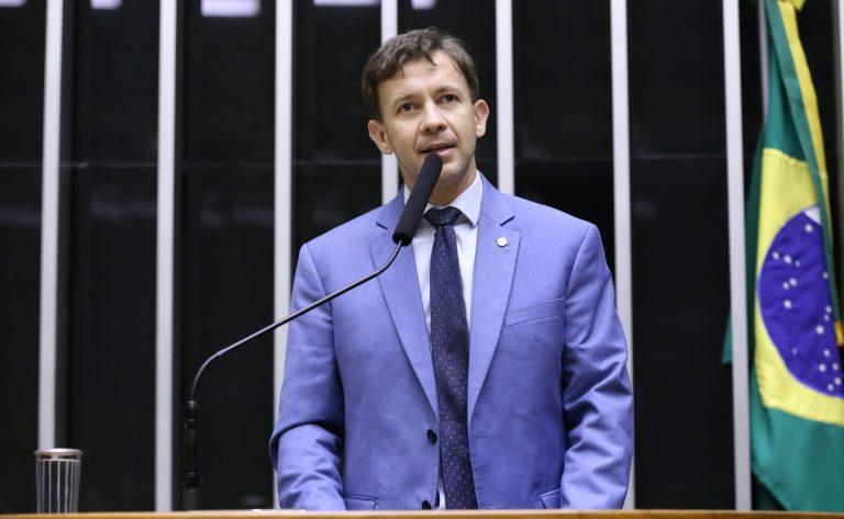 Deputado Eduardo Velloso fala ao microfone