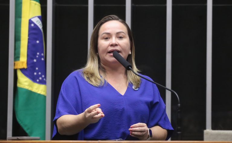 Deputada Enfermeira Ana Paula fala ao microfone