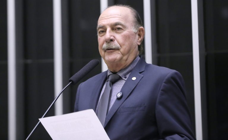 Deputado Zacharias Calil fala ao microfone