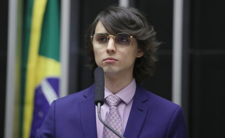 Deputado Amom Mandel fala ao microfone