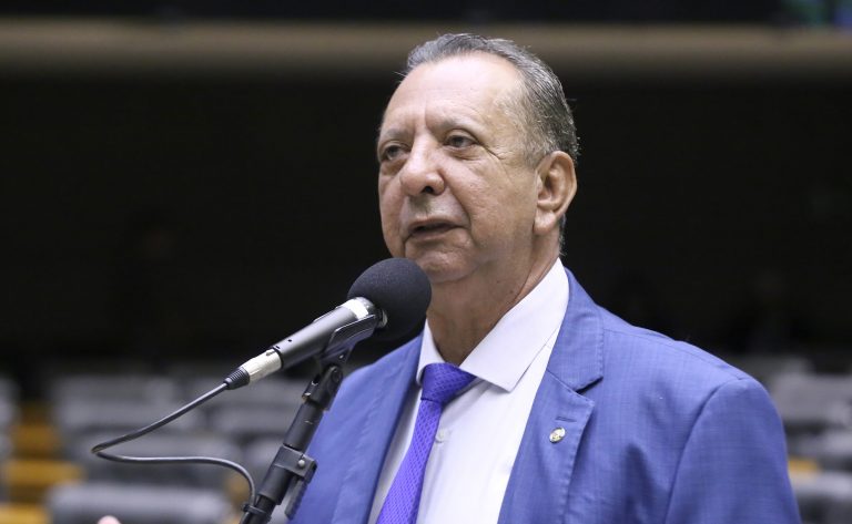 Deputado Antonio Andrade (Republicanos-TO) fala no Plenário da Câmara dos Deputados