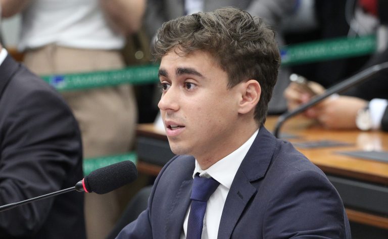 Deputado Nikolas Ferreira (PL-MG) fala em comissão da Câmara dos Deputados