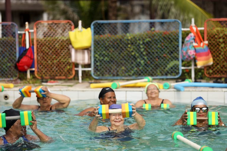 Idosas fazem hidroginástica