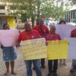 professores da rede municipal fazem protesto na frente da SMED