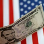 Dólar interrompe sequência de quedas e fecha em alta no Brasil de olho no exterior