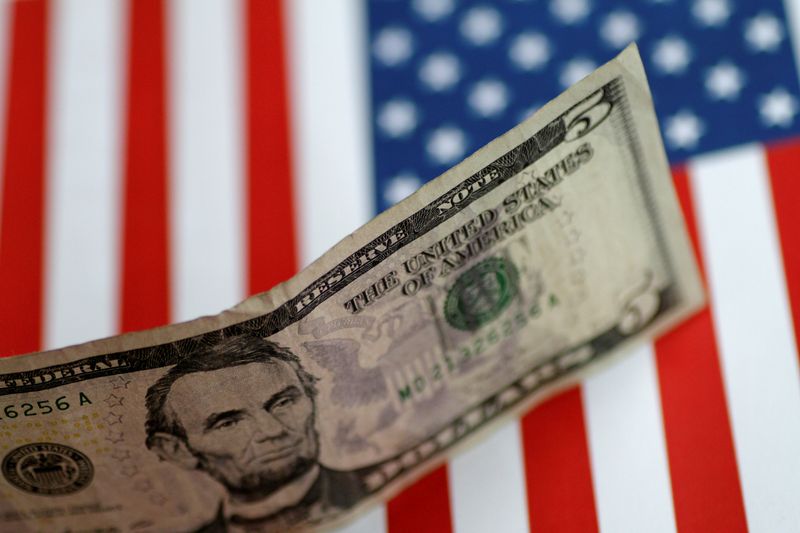 Dólar interrompe sequência de quedas e fecha em alta no Brasil de olho no exterior