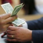 Dólar se reaproxima dos R$5,60 impulsionado pelo exterior após acordo entre EUA e UE