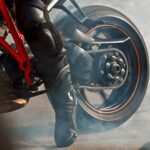 É seguro trocar o tamanho do pneu da moto? Especialistas explicam os riscos