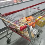 Inflação começa a ceder para mais pobres e acelera nas faixas de renda maior