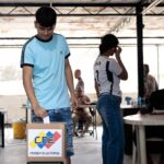 Jovens participam de eleição para prefeitos na Venezuela e mobilização empolga governo