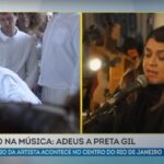familiares e amigos se despedem da cantora em velório no Theatro Municipal no RJ