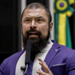 Projeto que libera que policiais comprem até 6 armas e 2 mil munições por ano avança na Câmara – CartaCapital