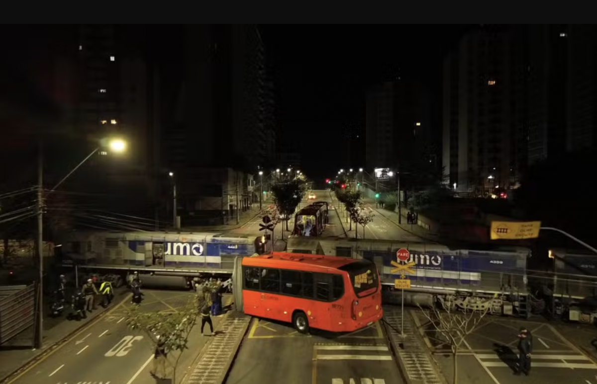 Trem parte ônibus em duas partes em Curitiba; 11 ficam feridos – CartaCapital
