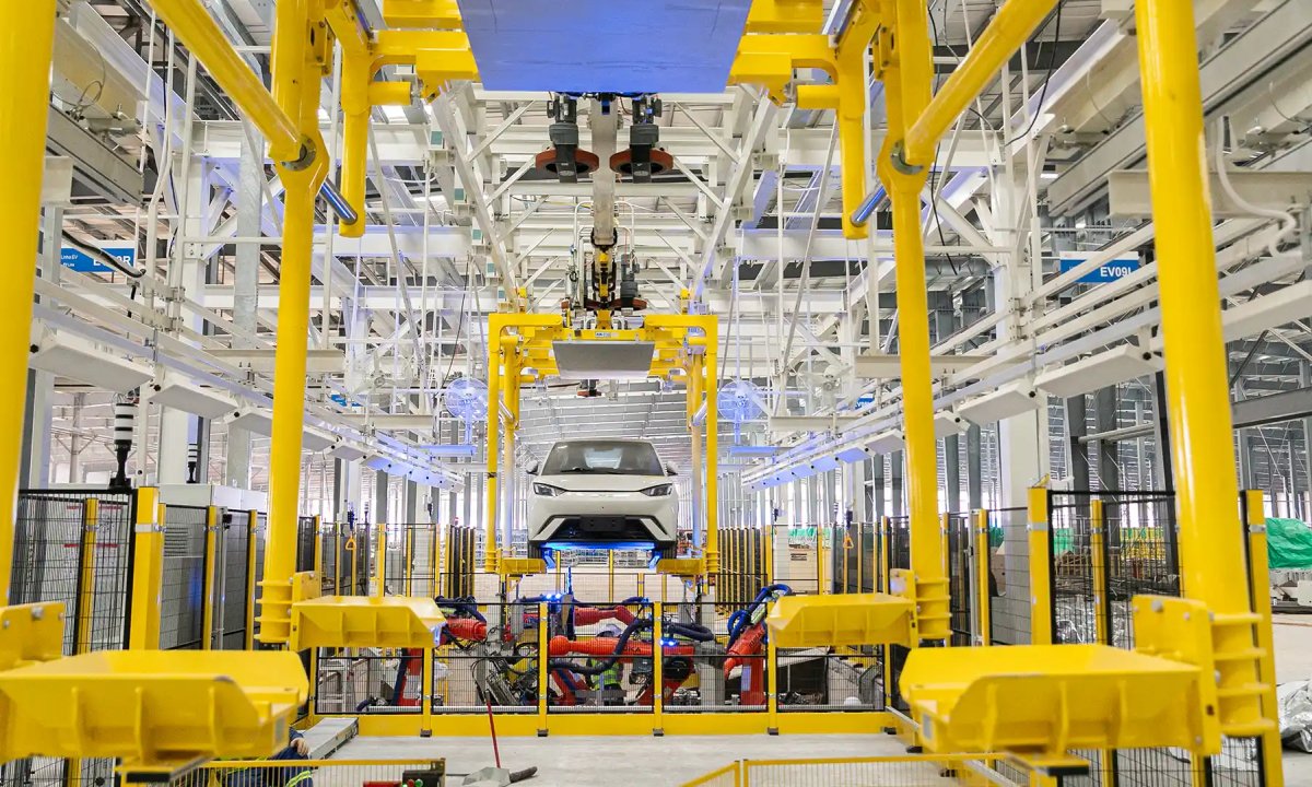 Fábrica da Mitsubishi em Catalão (GO) produz veículos comerciais e modelos de alta performance para competição.