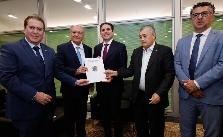 Alckmin entrega projetos a Motta, ao lado de deputados da base do governo
