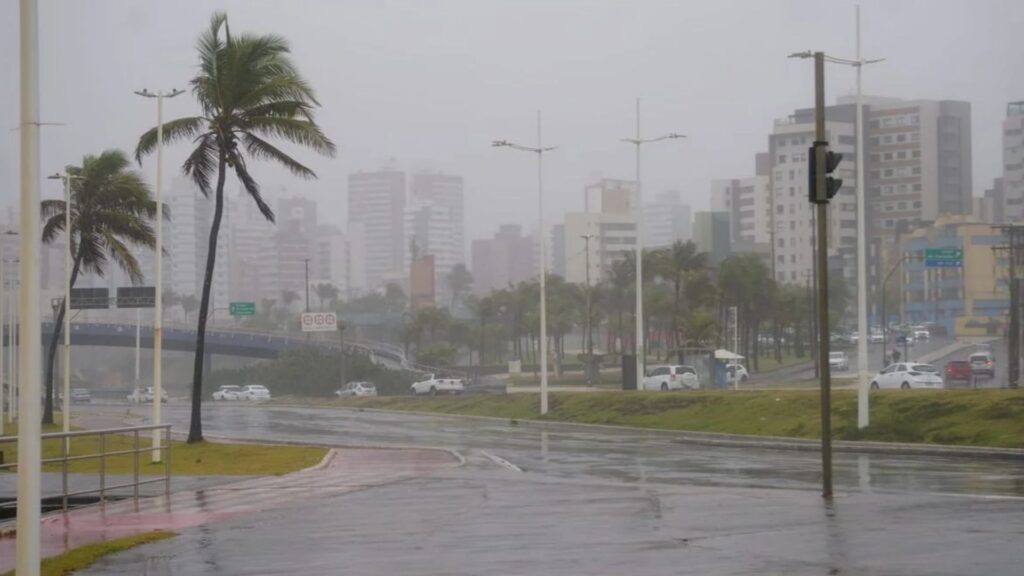 Inmet emite alerta de vendaval para 139 cidades da Bahia; veja lista