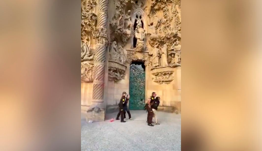 Ativistas jogam tinta na fachada da Sagrada Família em Barcelona – CartaCapital