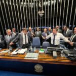 Bolsonaristas se acorrentam à mesa do plenário do Senado; assista ao vídeo – CartaCapital