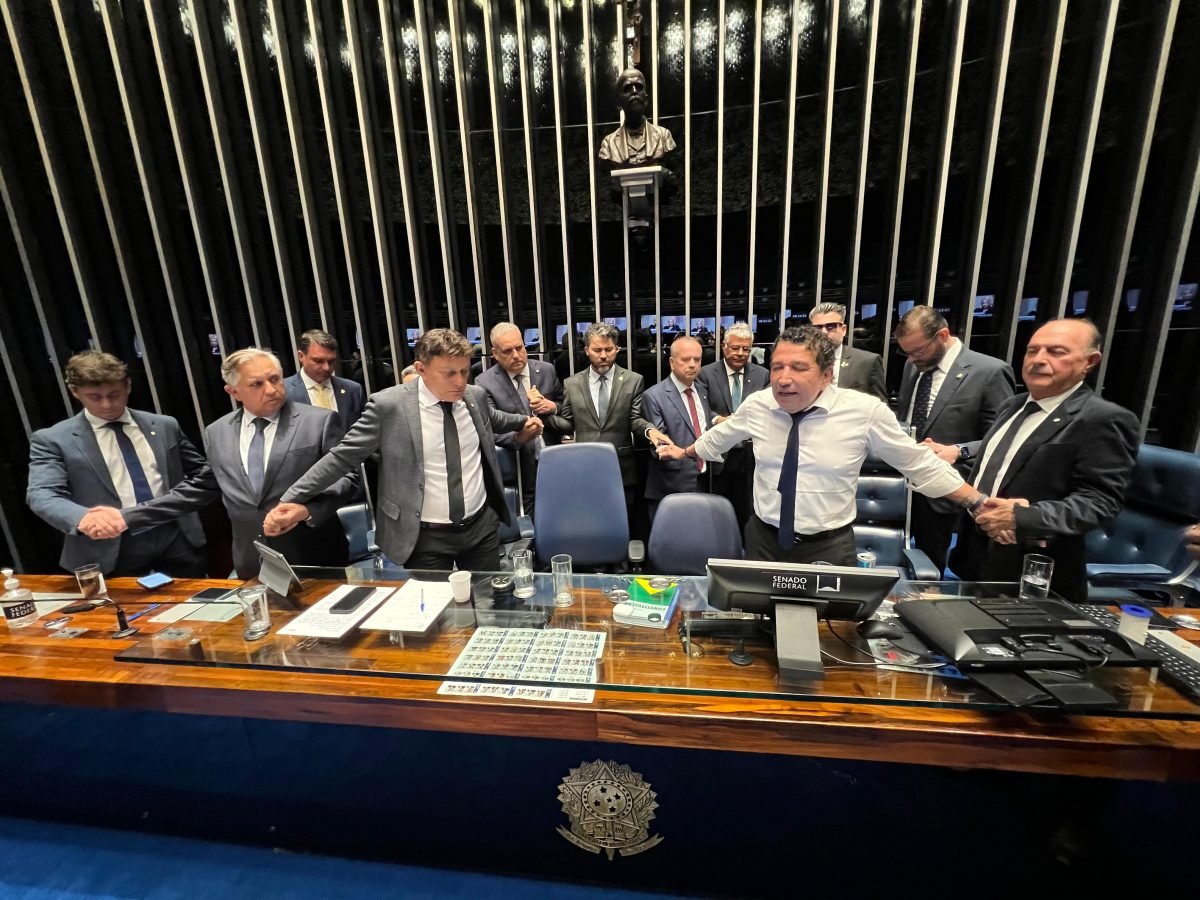 Bolsonaristas se acorrentam à mesa do plenário do Senado; assista ao vídeo – CartaCapital