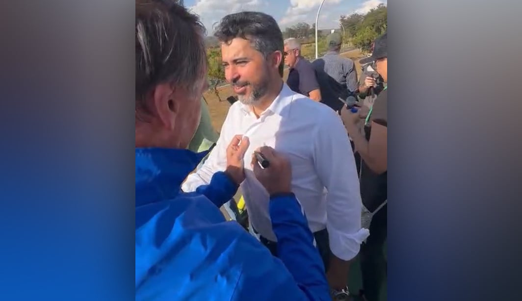 Bolsonaro escreve número de urna na camisa de senador, mas juiz não vê propaganda antecipada – CartaCapital