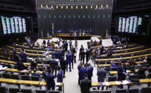 Discussão e votação de propostas legislativas.