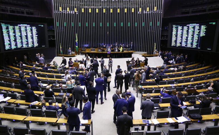 Discussão e votação de propostas legislativas.