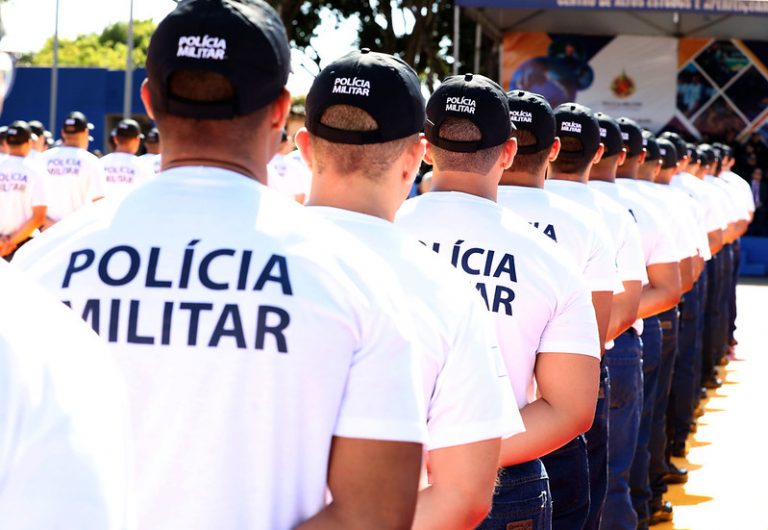 Vários policiais militares enfileirados durante cerimônia de formatura