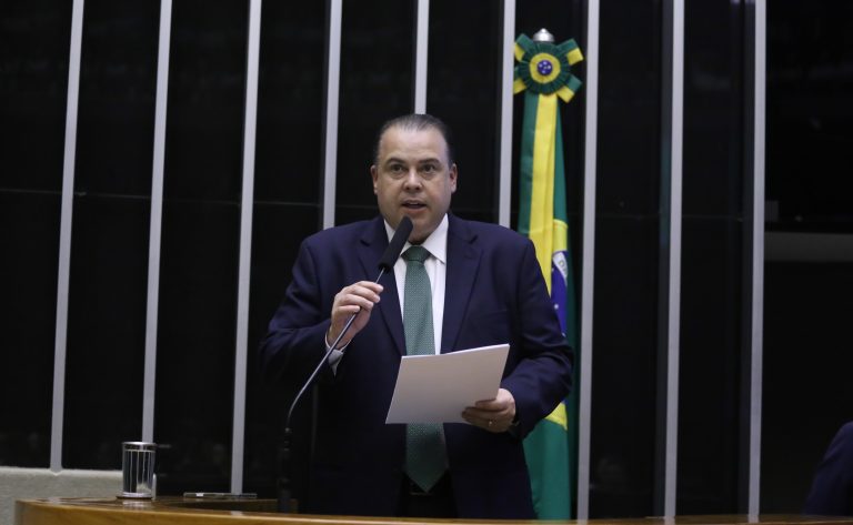Deputado Julio Cesar Ribeiro fala ao microfone
