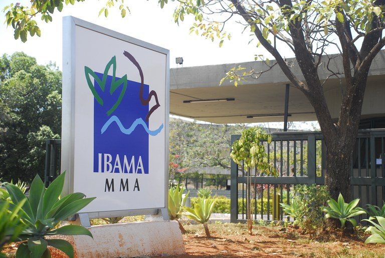 Prédio com placa na frente escrito: Ibama/MMA