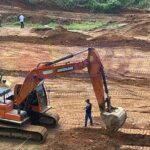 DESMATAMENTO ILEGAL? Moradores denunciam retomada de obra embargada em área verde no Colina de Pituaçu