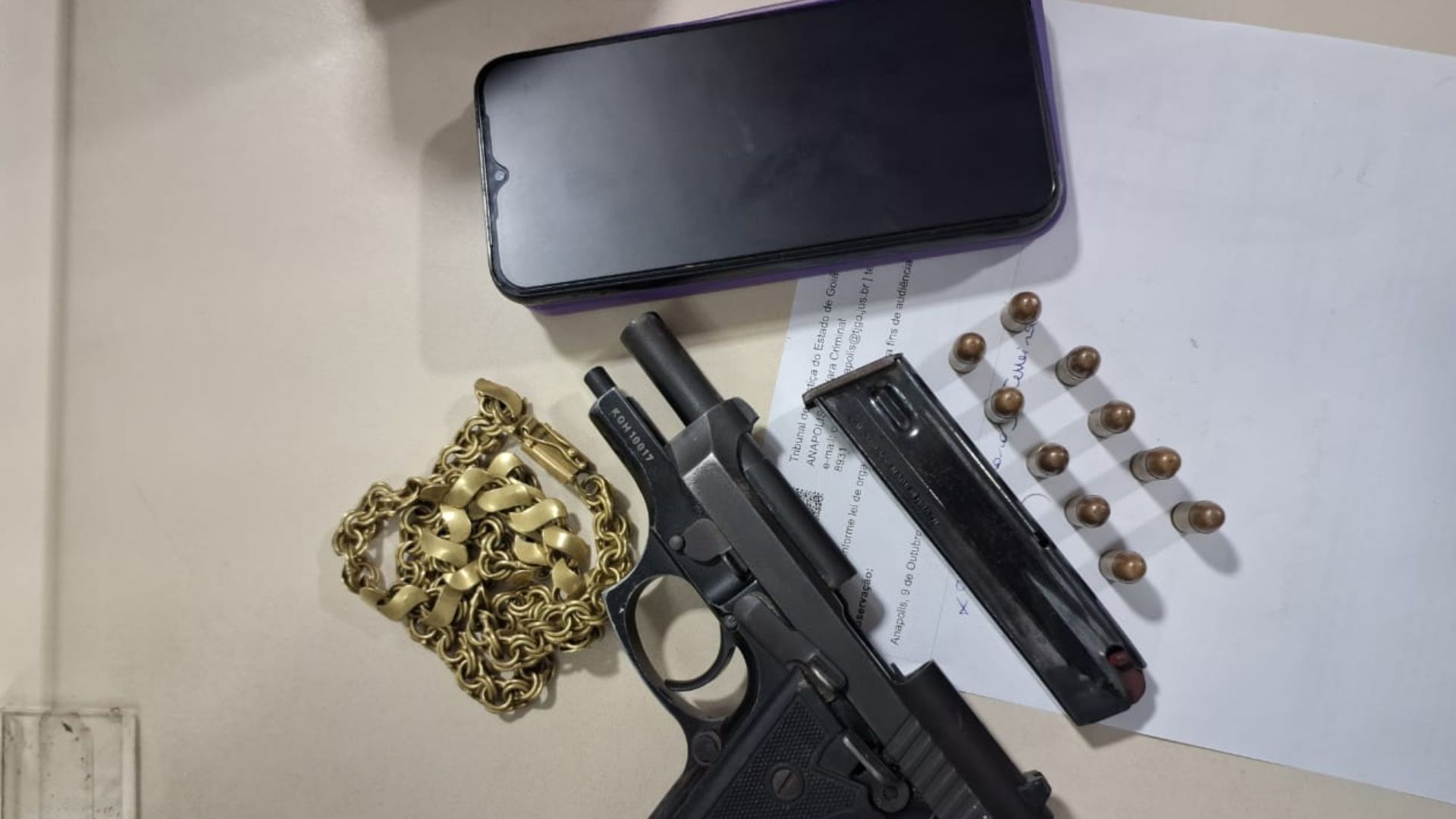 Casal é preso com pistola e moto roubada no interior da Bahia