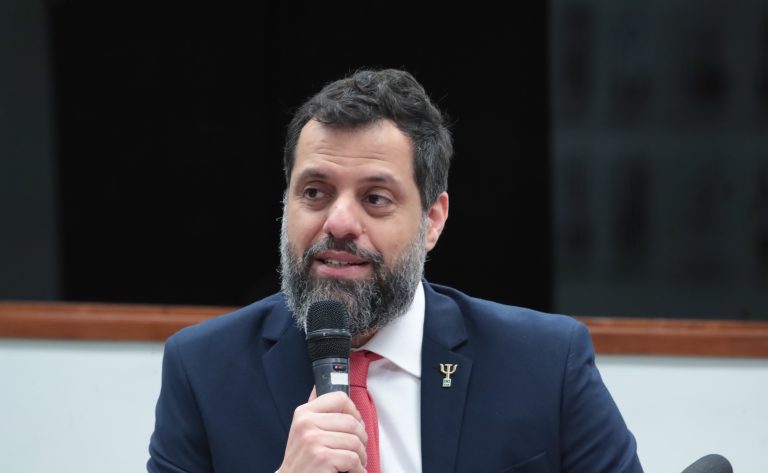 Audiência Pública - Atuação de Psicólogos junto à População em Situação de Rua. Conselheiro federal responsável pela comissão de elaboração da Referência Técnica - Conselho Federal de Psicologia, Rodrigo Acioli Moura.