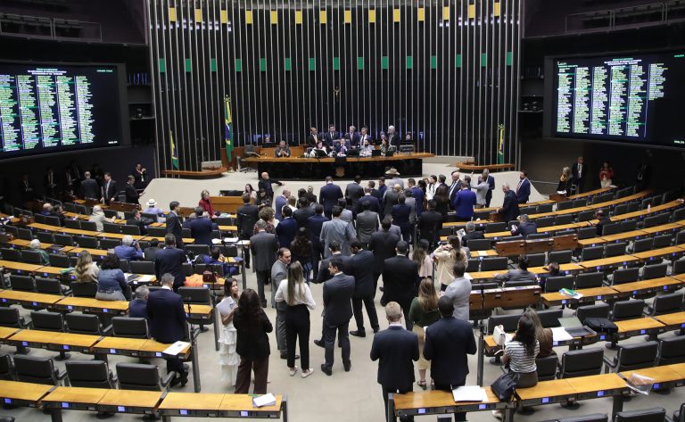 Discussão e votação de propostas legislativas.
