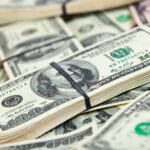 Dólar oscila em meio a expectativas sobre juros americanos e inflação no Brasil; bolsa sobe