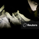 Dólar recua mais de 1% após Powell abrir porta para corte de juros pelo Fed