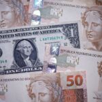 Dólar tem leve alta com encontro Trump-Zelenskiy e simpósio de Jackson Hole em foco
