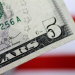 Dólar tem leve baixa com noticiário local compensando pressão externa